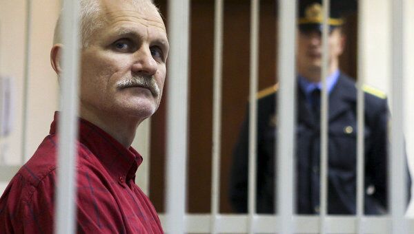 Белорусский правозащитник Беляцкий приговорен к 4,5 годам колонии