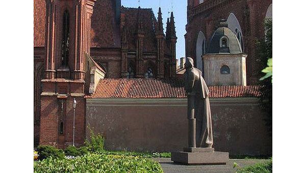 Памятник Адаму Мицкевичу. Вильнюс, Литва