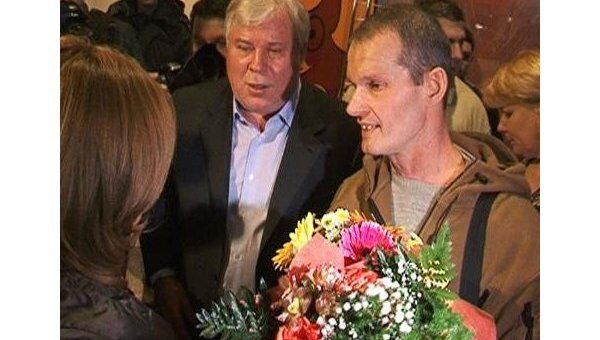 Летчик Садовничий в первые минуты на родине после шести месяцев тюрьмы