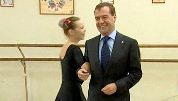 Медведев станцевал с карельской школьницей