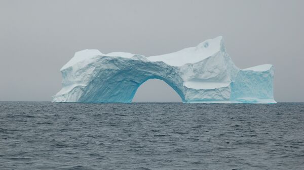 Айсберг в форме арки у берегов Гренландии. Архив