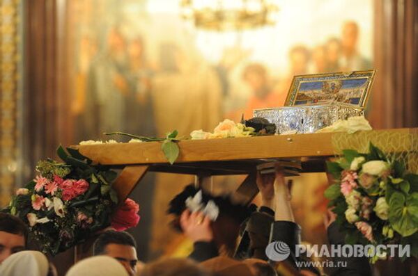 Ковчег с Поясом Богородицы в Москве установили на арку, под которой проводят верующих