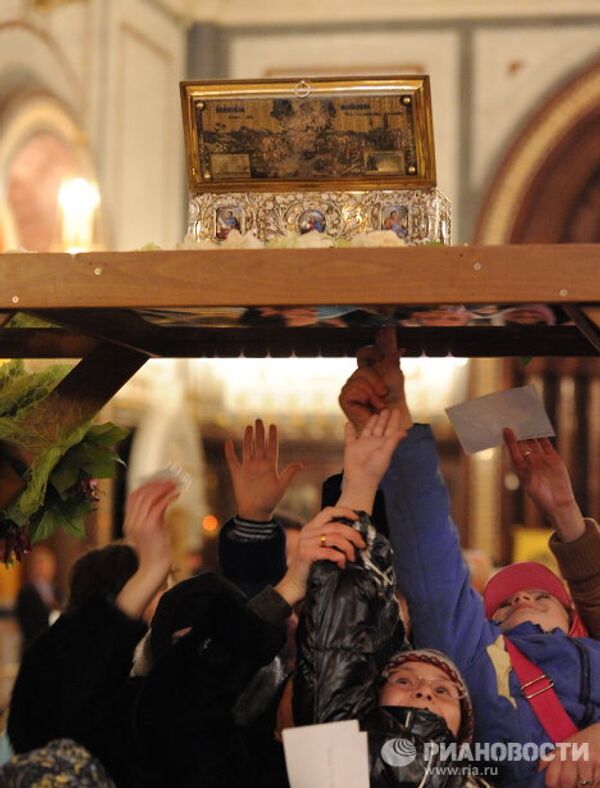 Ковчег с Поясом Богородицы в Москве установили на арку, под которой проводят верующих