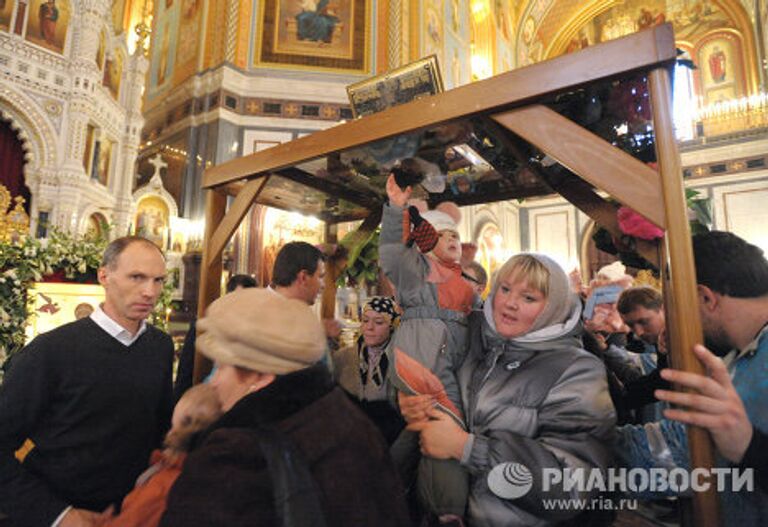 Верующие у Пояса Пресвятой Богородицы в храме Христа Спасителя