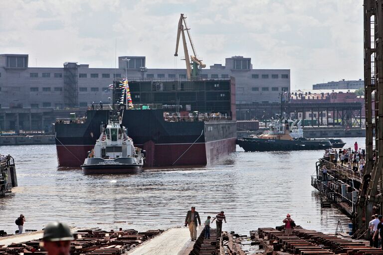 Спуск на воду энергоблока ПАТЭС Академик Ломоносов на верфи Балтийского завода