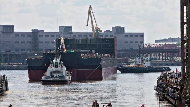 Спуск на воду энергоблока ПАТЭС Академик Ломоносов на верфи Балтийского завода