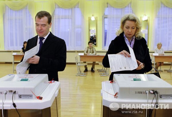 Д.Медведев с супругой голосуют на выборах депутатов в Госдуму