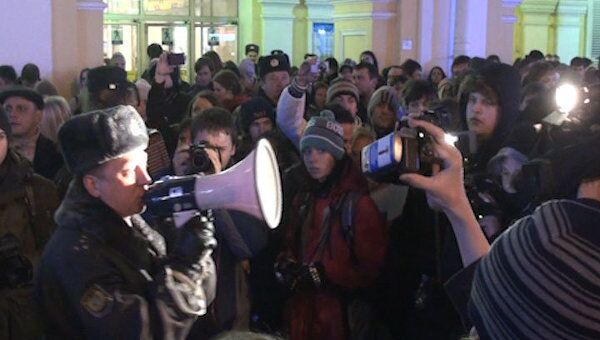 Гимн России и Яблочко пели участники митинга в Петербурге