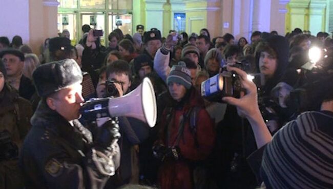 Гимн России и Яблочко пели участники митинга в Петербурге