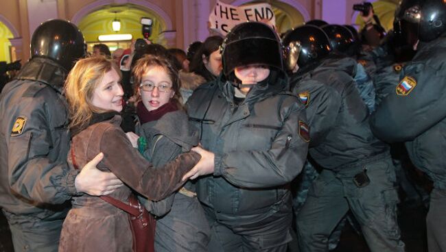 Акции протеста у Гостиного двора в Петербурге