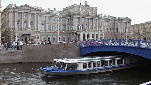 Прогулочный трамвай на реке Мойке в Санкт-Петербурге. Архивное фото