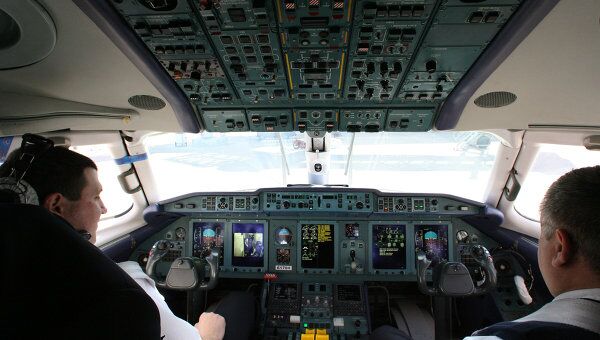 Пилоты в кабине самолета, архивное фото
