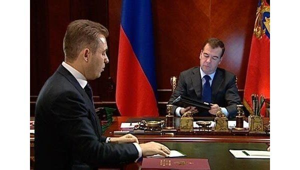 Астахов показал Медведеву на iPad, как защищают права детей в России