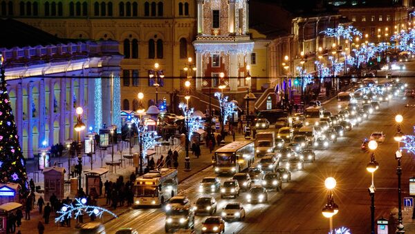Автомобильное движение на Невском проспекте в Петербурге