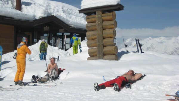 Туристы загорают на снегу в Сочи