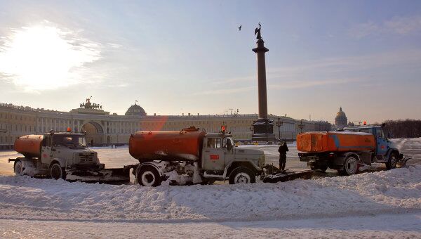 Уборка снега на Дворцовой площади