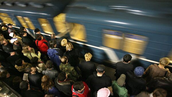 В ожидании поезда в метро, архивное фото