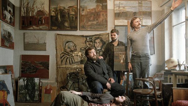Лидер движения Митьков Дмитрий Шагин (слева) в мастерской со своими единомышленниками. Архив