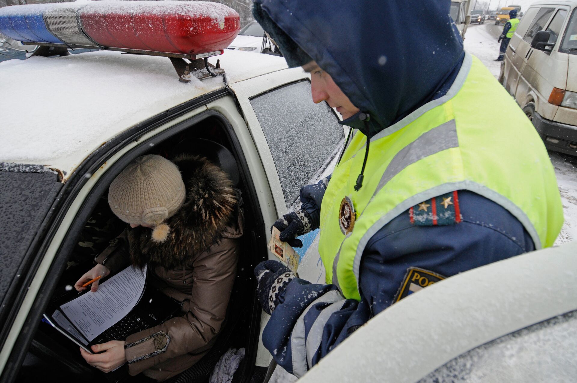 Работа сотрудников дорожно-патрульной службы ГИБДД в Великом Новгороде - РИА Новости, 1920, 22.12.2020