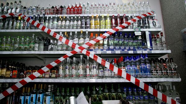 Витрина с алкогольной продукцией в супермаркете. Архивное фото