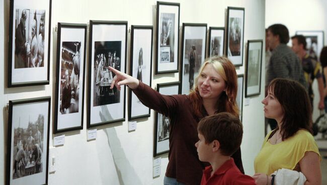 Посетители фотовыставки. Архив