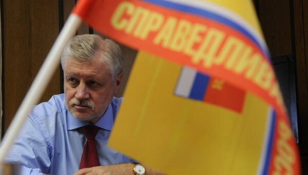 Лидер партии Справедливая Россия Сергей Миронов в рабочем кабинете