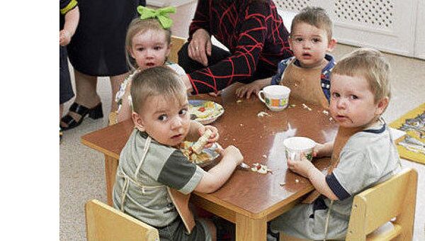 Дети завтракают в детском саду