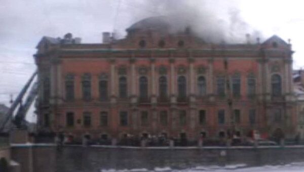 Дворец князей Белосельских-Белозерских горит в центре Санкт-Петербурга.