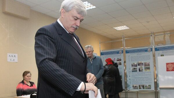 Губернатор Петербурга голосует на выборах депутатов Госдумы и ЗакСа в декабре 2011 года