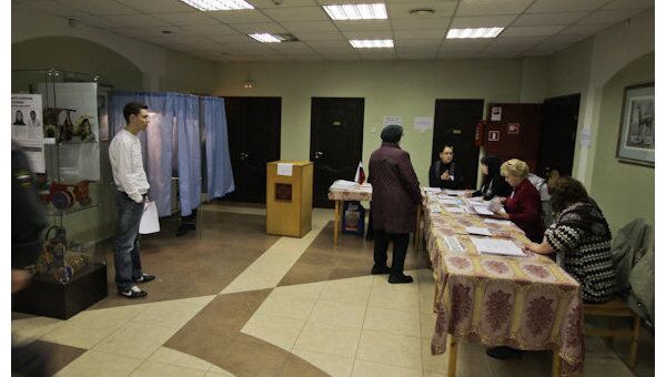 Избирательный участок в Петербурге. Архивное фото