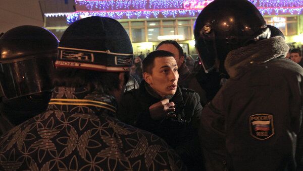 Сотрудники милиции задерживают участников акции Петербурге