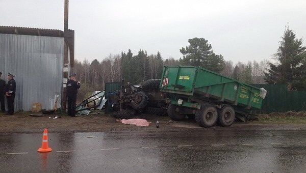 Трактор сбил пять человек на остановке под Томском