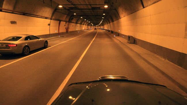 Автомобили в тоннеле. Архивное фото