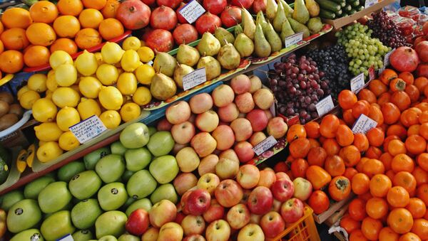 Продажа овощей и фруктов на рынке. Архив