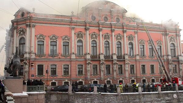 Дворец Белосельских-Белозерских загорелся в центре Петербурга