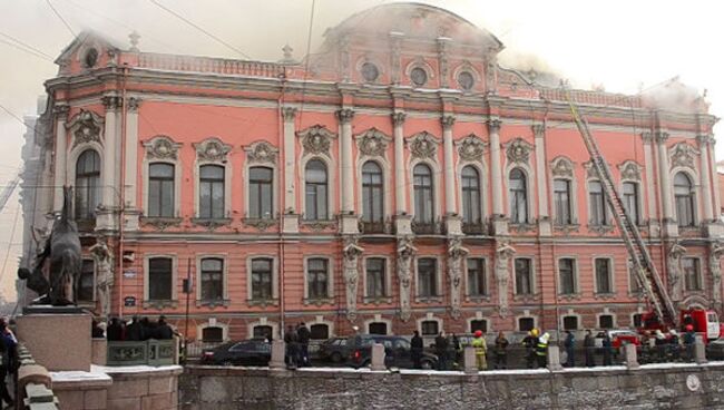 Дворец Белосельских-Белозерских загорелся в центре Петербурга