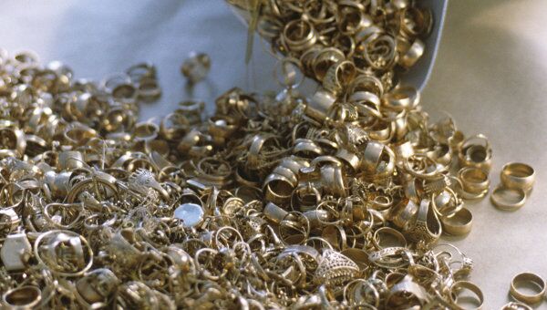 Ювелирные украшения из золота. Архивное фото