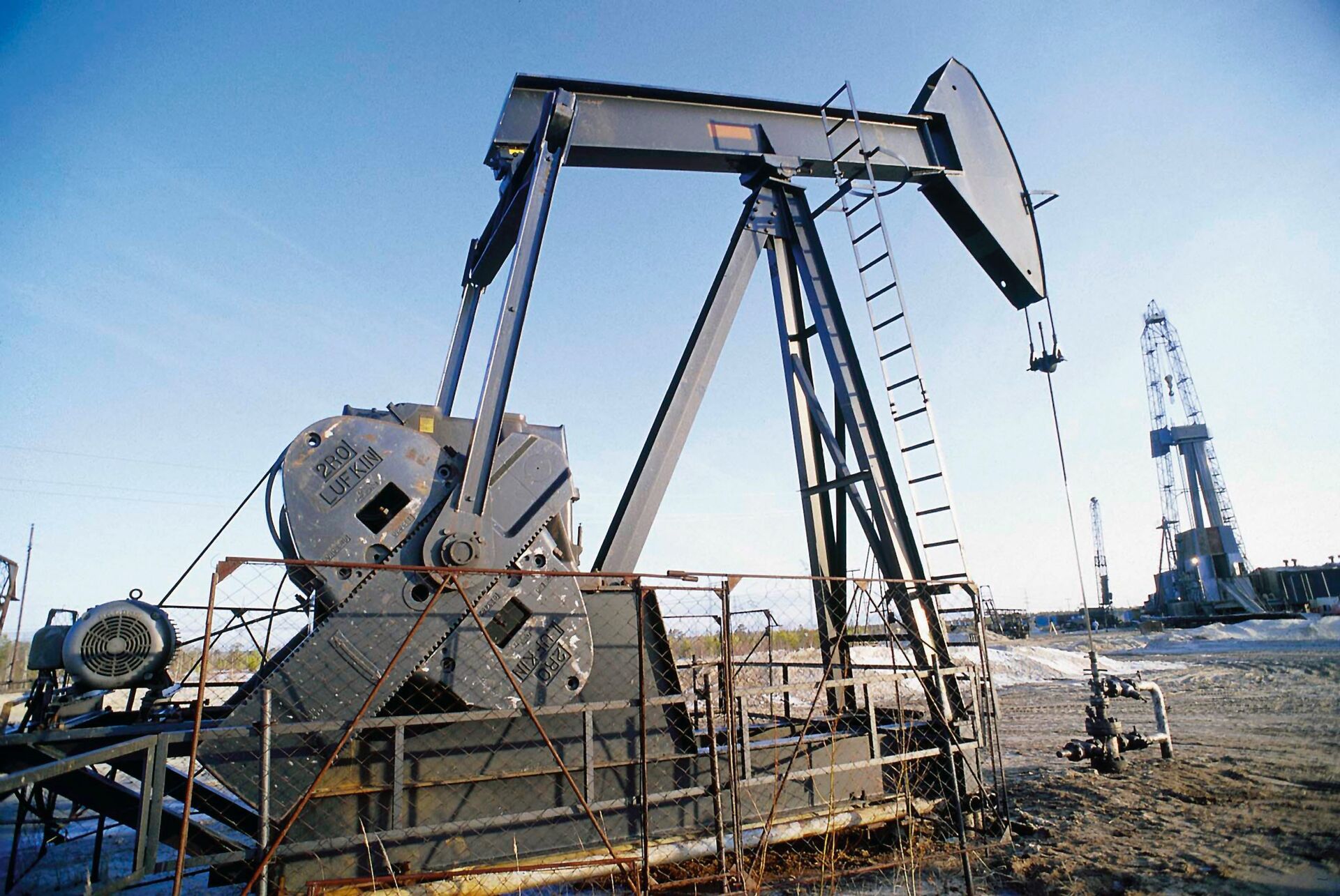 Добыча нефти. Архивное фото - РИА Новости, 1920, 31.01.2025