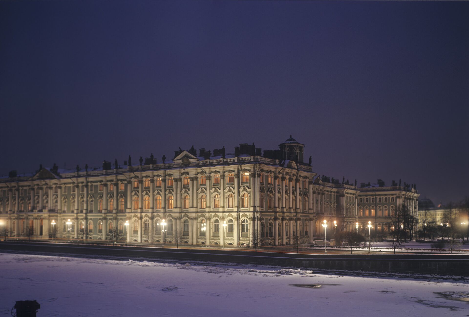 Вид на Зимний дворец с набережной - РИА Новости, 1920, 24.02.2022