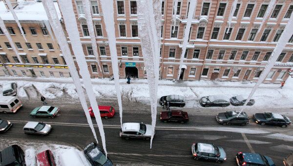 В результате оттепели на крышах Санкт-Петербурга появились гигантские сосульки. Архив