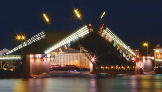 Разводка Дворцового моста в Санкт-Петербурге