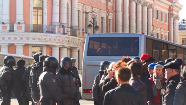 Санкционированная акция оппозиции в Питере переросла в незаконное шествие