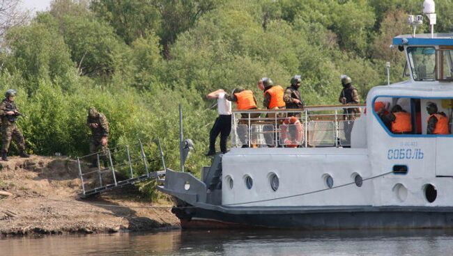 Полицейские проводят учения по освобождению заложников