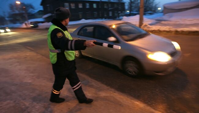 Работа сотрудников дорожно-патрульной службы ГИБДД. Архив