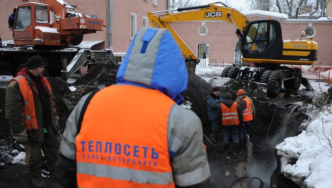 Сотрудники ОАО Теплосеть Санкт-Петербурга на месте коммунальной аварии. Архив