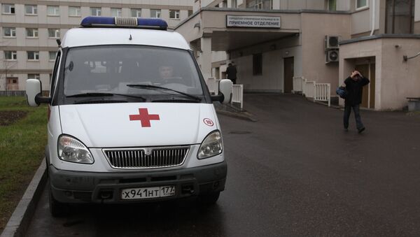 Машина скорой помощи у больницы в Москве. Архивное фото