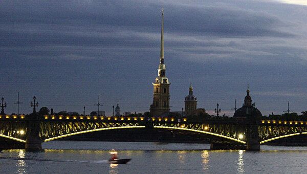 Троицкий мост и Петропавловская крепость ночью 