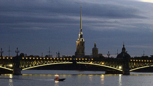 Троицкий мост и Петропавловская крепость ночью. Архив