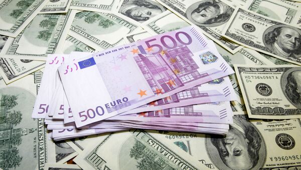 Денежные купюры: евро и доллары США. Архивное фото