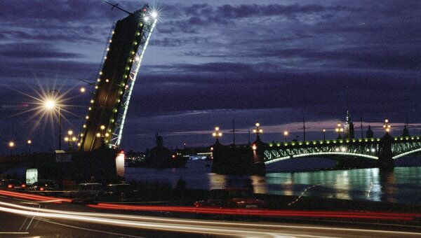 Троицкий мост через Неву. Архивное фото
